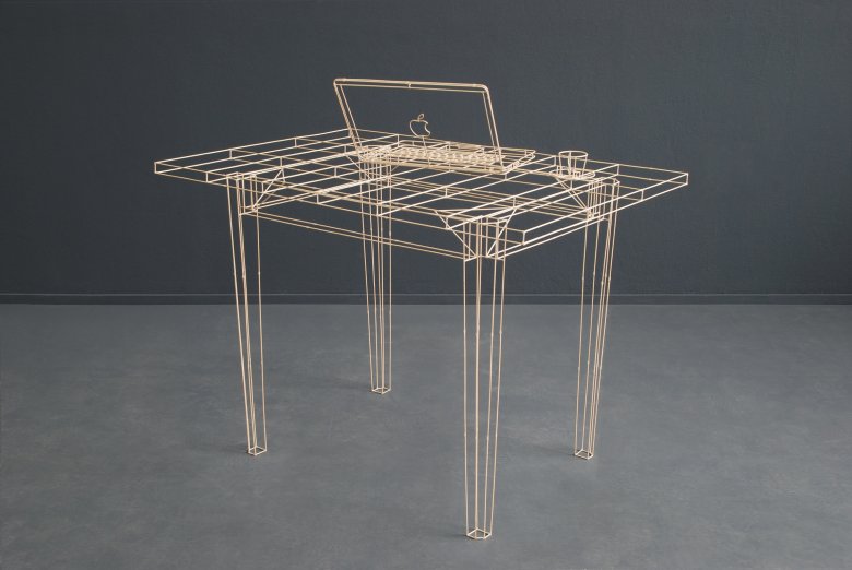 Tisch mit Macbook und Espresso